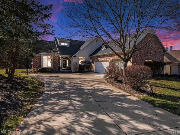 440 River Woods Dr, Flushing, MI 48433