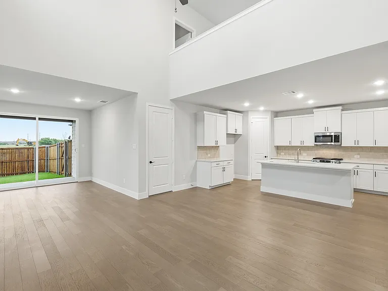 Living room/dining area