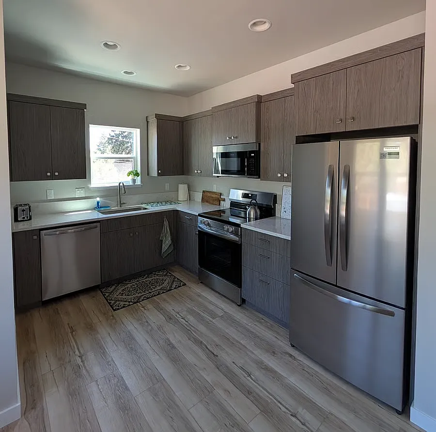 425 NE Greeley Ave — Photo 4