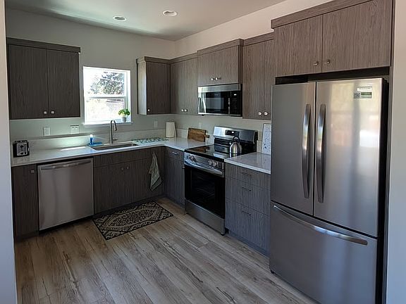 4th image of 425 NE Greeley Ave Unit 2