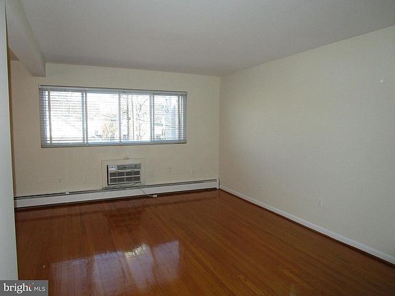 3rd image of 6 Leadbeater St #102