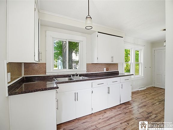 3rd image of 2 Crescent Ave