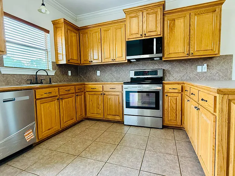 13134 Montrose Dr N — Photo 8