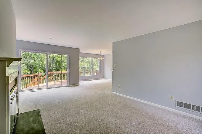 19 Oxford Ct — Photo 4