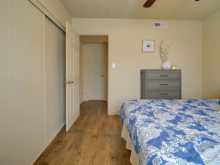 Stadium Apartments — Photo 9