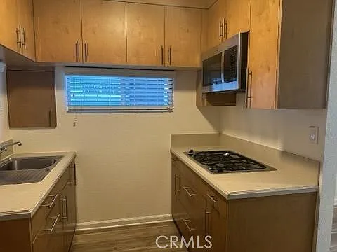 852 W 18th B Bay #B — Photo 10