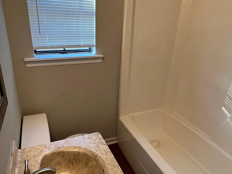 811 Robin Hood Trl — Photo 5