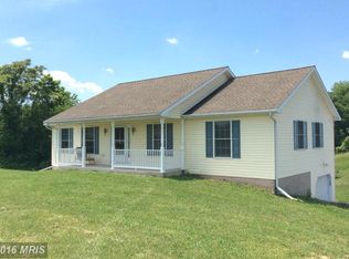 28 Country Ln, Falling Waters, WV 25419