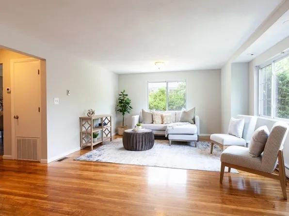 26-26 Summit St #1, Newton, MA 02458