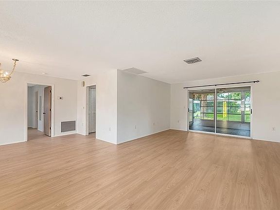 5th image of 515 Rousseau Dr