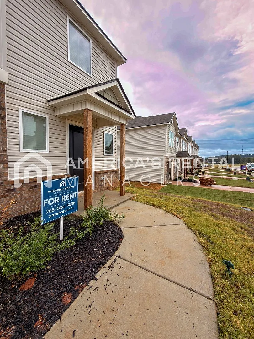 End Unit Townhome for Rent in Decatur, AL!! Available to View with 48 Hour Notice — Photo 3