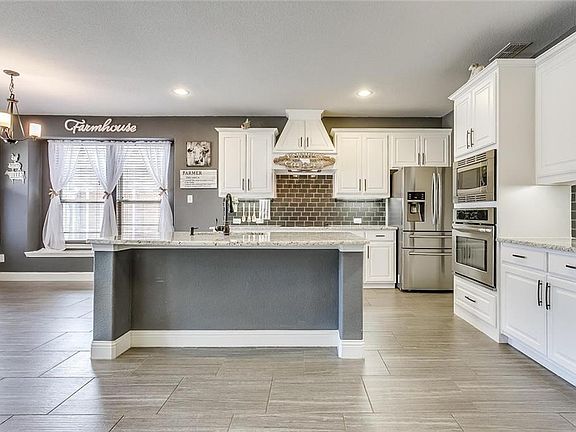 5th image of 218 Bentley Dr