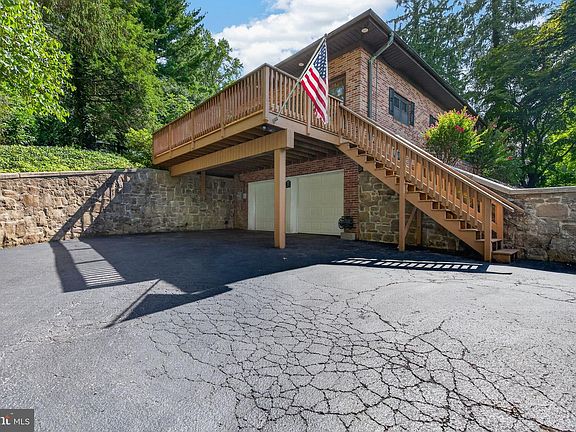 5th image of 914 Somerset Ln