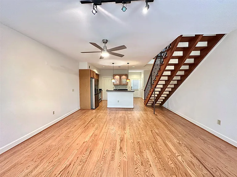 1602 Elgin St #13 — Photo 3