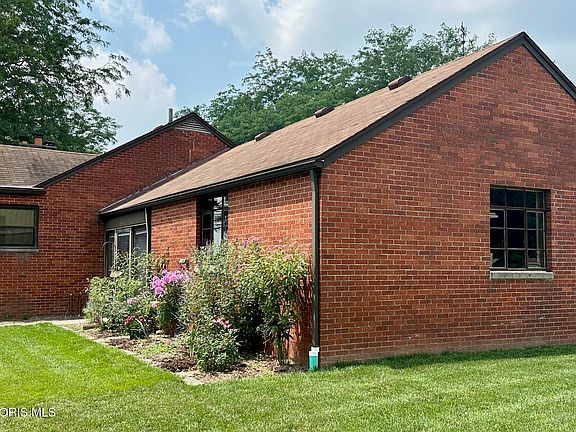 4th image of 6411 Hilltop Ln