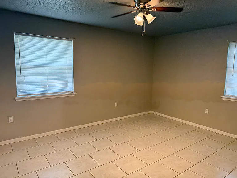 702 Karen St — Photo 14