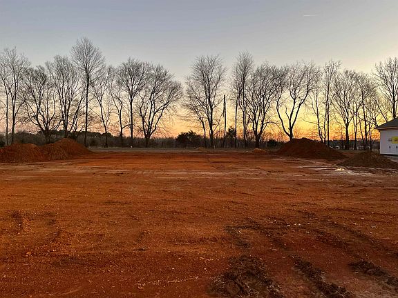 5th image of 444 Dartmoor Dr