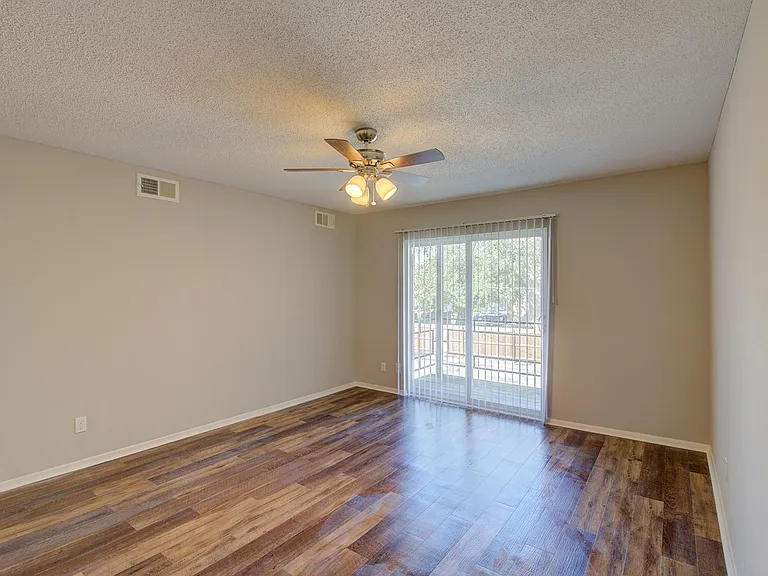 2114 Swift Ave — Photo 7