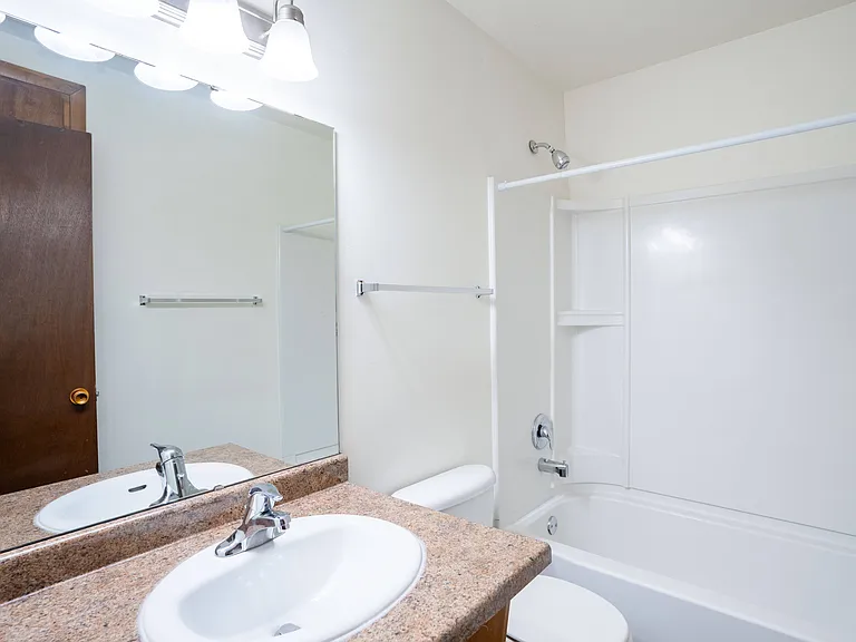 Fargo, ND Park Terrace Apartments | 21C | Bathroom