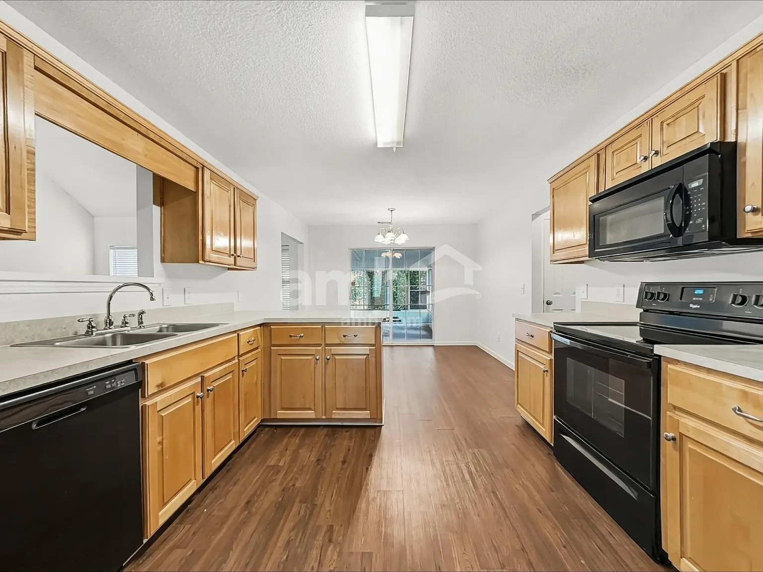 4 bed, 2.0 bath, 1914 sqft, $2,340 — Photo 3