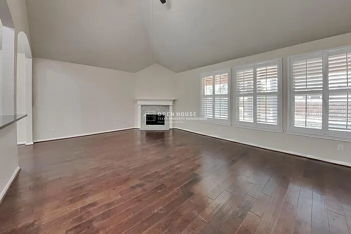 3 bed, 3.0 bath, 2342 sqft, $2,350 — Photo 4