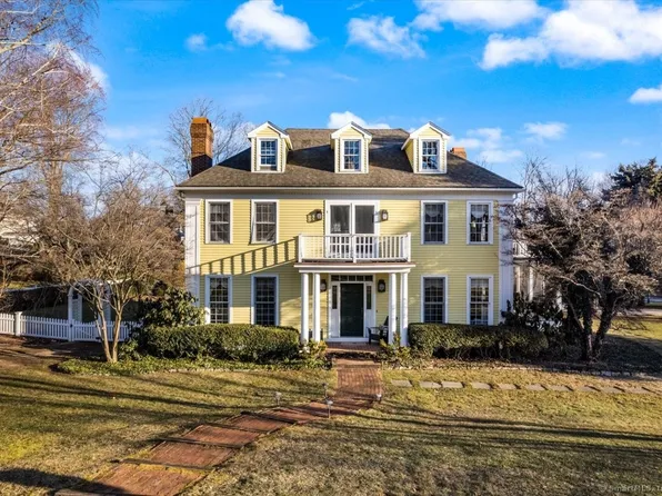 11 Bushnell Street, Essex, CT 06426