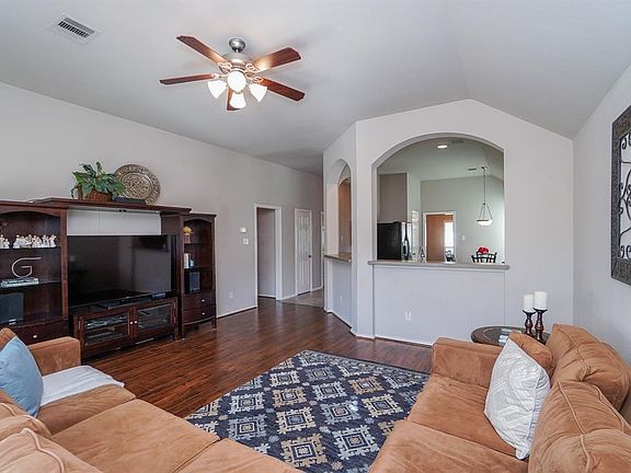 3rd image of 2714 Lakecrest Way Dr