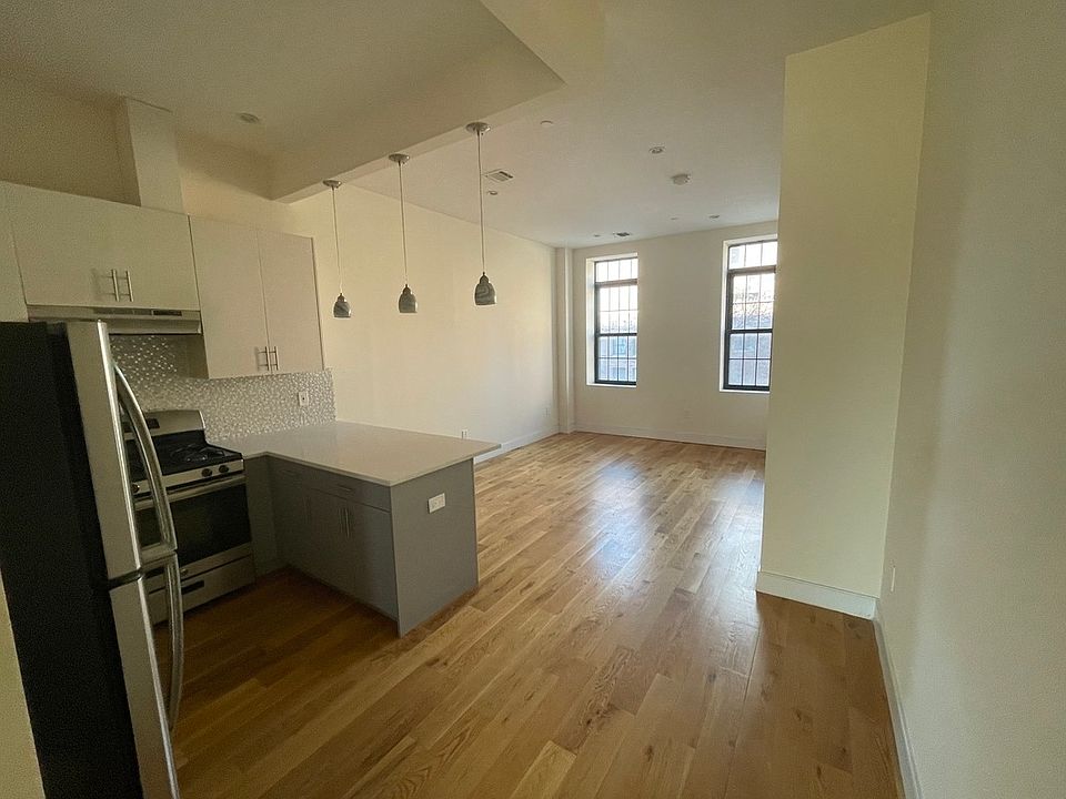 1st image of 744A Willoughby Ave #3K