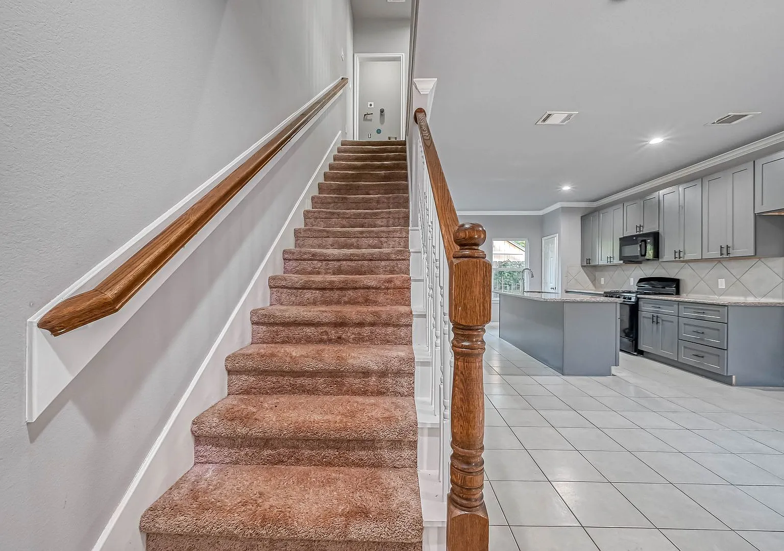 Beautiful 3-Bedroom Home with 2.5 Baths Near Downtown Houston & Major Highways — Photo 2