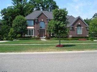 267 Wyngate Dr, Rochester, MI 48307