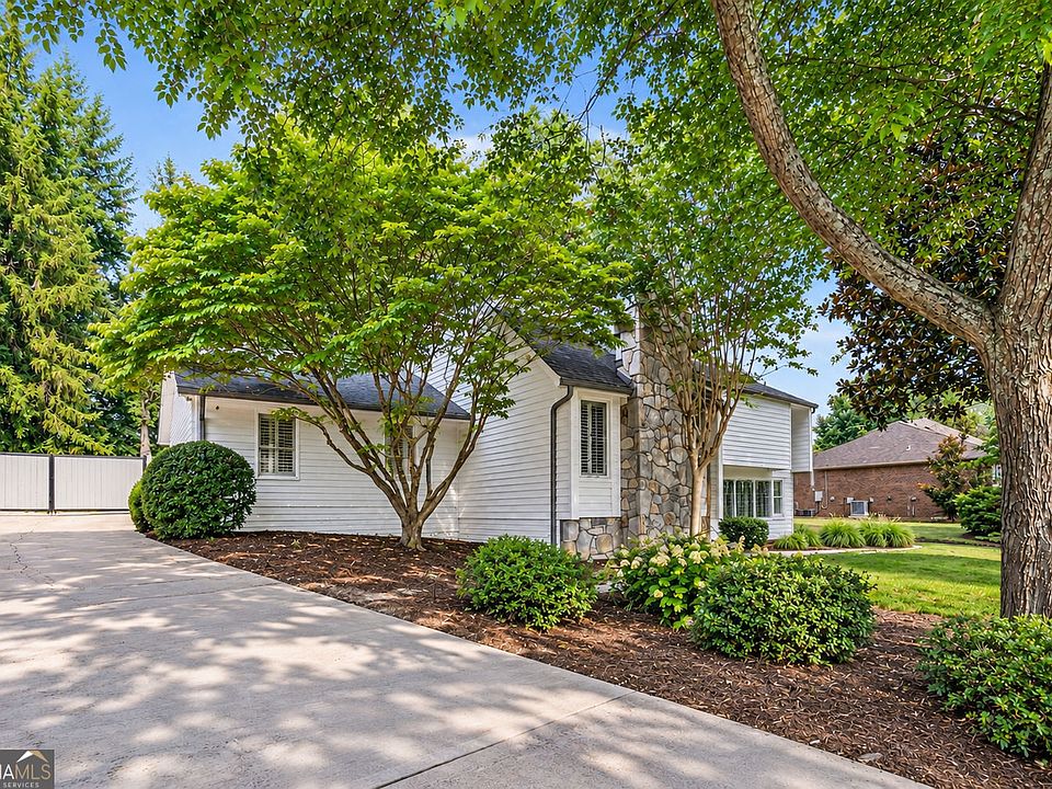 1st image of 290 Saddle Lake Dr