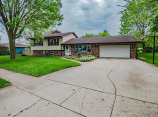 712 Emmert Dr, Sycamore, IL 60178