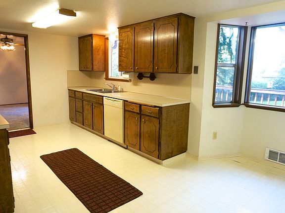 5th image of 8413 122nd St E