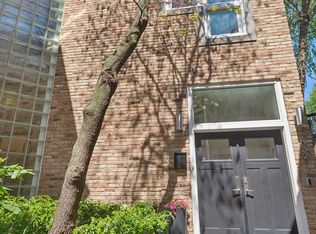 832 W Wolfram St, Chicago, IL 60657