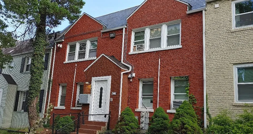 1827 D St NE #2