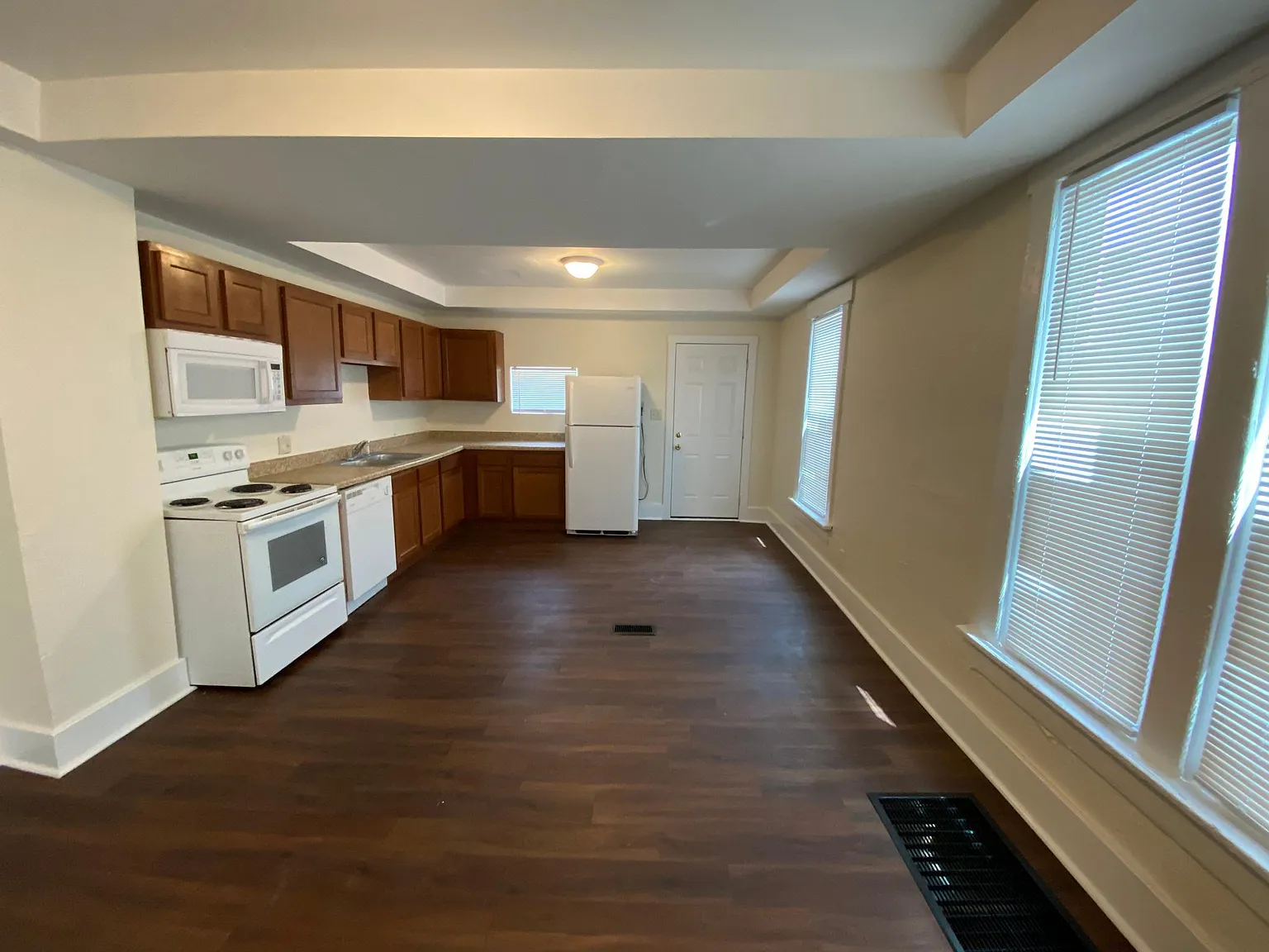 3 bed, 1131 sqft, $1,350 — Photo 2