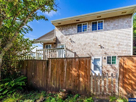 5th image of 1017 NE Lake Dr