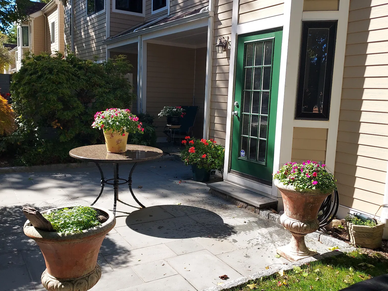 60 Ridgeway Dr — Photo 2