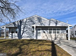 19 Walnut Ln, Levittown, PA 19054