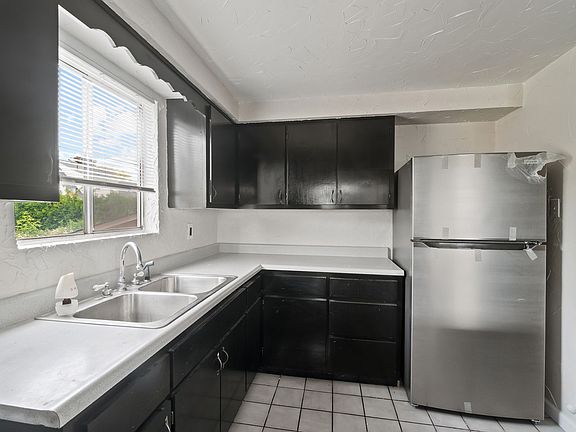 3rd image of 1105 Parkside Dr