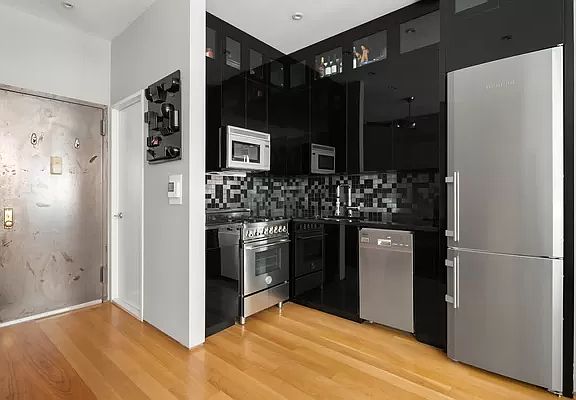 5th image of 110 W 71st St #3