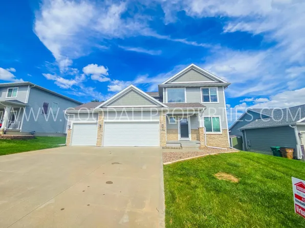 1306 Green Hills Dr, Norwalk, IA 50211