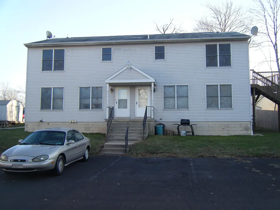 82 W Pine St #82