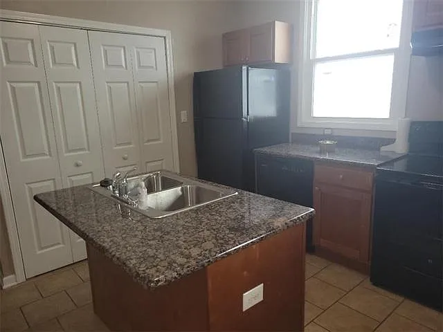 3 bed, 1.0 bath, 903 sqft, $1,300 — Photo 3