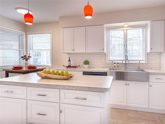 4th image of 287 Farmview Dr