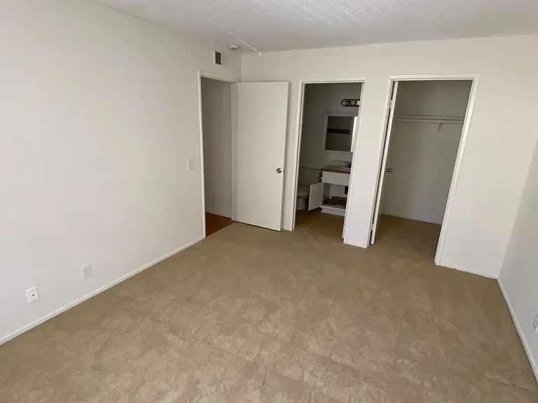 Apt California — Photo 7