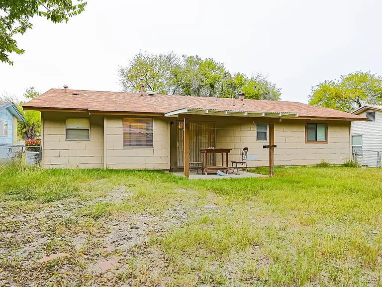 209 Royal Dr — Photo 14