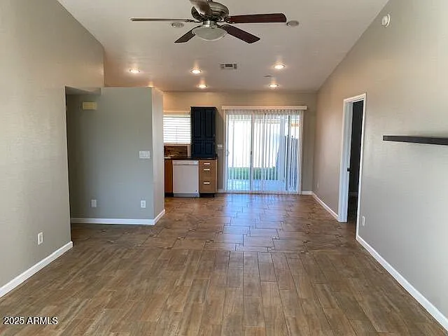 3 bed, 2.0 bath, 1104 sqft, $2,000 — Photo 2