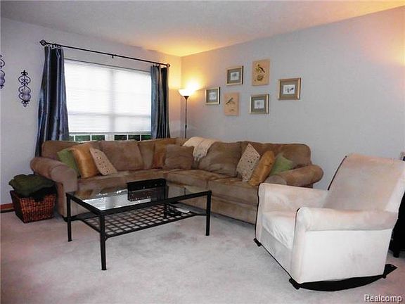 4th image of 726 Pinegate Dr