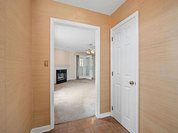 3rd image of 32 Arbours West Ln